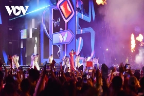 Hàng vạn khán giả Thủ đô “cháy” cùng “Việt Nam trong tôi” dưới mưa trắng trời