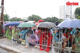 Người dân đội mưa từ sáng sớm, chọn chỗ ngồi đẹp chờ xem diễu binh A80