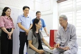 Phó Bí thư Tỉnh ủy Bùi Thị Minh thăm, tặng quà cán bộ tiền khởi nghĩa