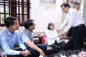 Phó Bí thư Tỉnh uỷ Bùi Huy Vĩnh thăm, tặng quà cán bộ lão thành cách mạng