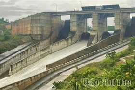 Đóng tràn xả lũ hồ chứa nước Cánh Tạng