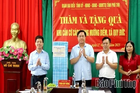 Chủ tịch UBND tỉnh Trần Duy Đông thăm Khu căn cứ cách mạng Mường Diềm, tặng quà cán bộ tiền khởi nghĩa phường Hòa Bình