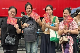 Khán giả xếp hàng nhận vé “concert quốc gia”