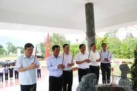 Chủ tịch HĐND tỉnh Bùi Văn Quang thăm di tích lịch sử cách mạng Tu Lý - Hiền Lương và tặng quà cán bộ tiền khởi nghĩa