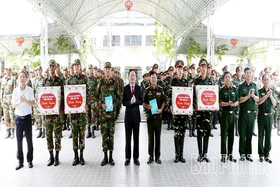 Thăm, tặng quà lực lượng quân đội nhân dân Lào và quân đội Hoàng gia Campuchia