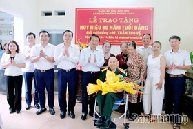 Bí thư Tỉnh ủy Đặng Xuân Phong trao Huy hiệu 80 năm tuổi Đảng cho đảng viên Trần Thọ Vệ