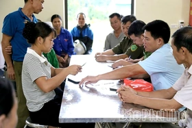 Vui mừng nhận quà Tết Độc lập