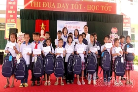 Tặng quà cho học sinh có hoàn cảnh khó khăn Trường Tiểu học Cẩm Khê