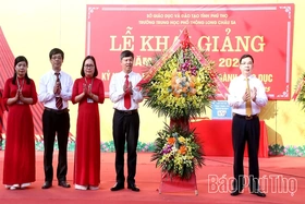 Phó Bí thư Tỉnh ủy Bùi Huy Vĩnh dự lễ khai giảng tại Trường THPT Long Châu Sa