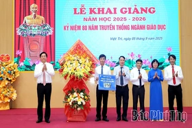 Chủ tịch UBND tỉnh Trần Duy Đông dự khai giảng tại Trường THPT Chuyên Hùng Vương