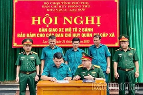 Ban Chỉ huy phòng thủ khu vực 3 - Lạc Sơn bàn giao 64 xe mô tô 2 bánh cho các Ban Chỉ huy quân sự cấp xã