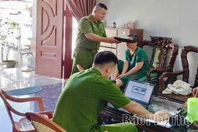 Công an xã Cao Phong cấp căn cước lưu động tại nhà cho người dân
