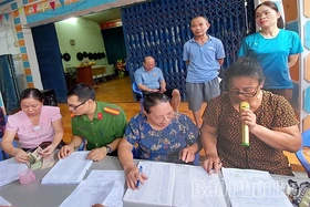 Hân hoan nhận quà Tết Độc lập