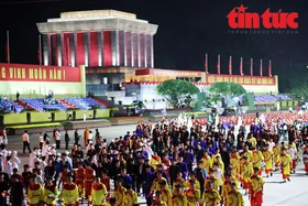 Không khí sôi động trước “giờ G”: Hàng vạn người dân háo hức chờ xem diễu binh, diễu hành 2/9