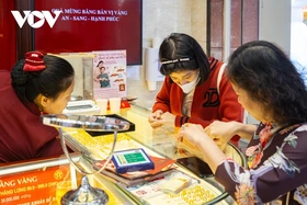 Vì sao giá vàng trong nước và thế giới đồng loạt leo thang?