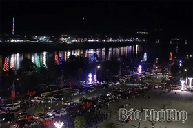 Người dân nô nức xem pháo hoa trên cầu Hòa Bình