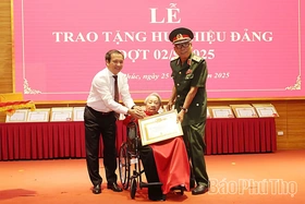 Gần 4.200 đảng viên được trao tặng, truy tặng Huy hiệu Đảng dịp 2/9