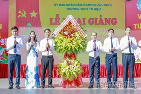 Phó Bí thư Tỉnh ủy Bùi Đức Hinh dự khai giảng tại Trường THCS Tô Hiệu