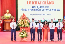 Trưởng Đoàn Đại biểu Quốc hội tỉnh Bùi Minh Châu dự khai giảng tại Trường Đại học Hùng Vương