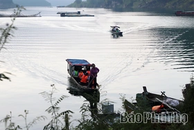 Vượt sóng nước lòng hồ trong ngày khai trường