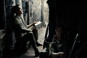 “Mưa đỏ” chính thức vượt mốc 500 tỷ đồng, lọt top 3 phim doanh thu cao nhất trong lịch sử