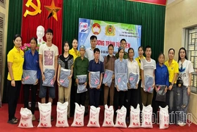 Tặng quà cho hơn 100 hộ khó khăn xã Mường Hoa