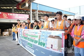 Gần 300 tình nguyện viên tham gia dọn dẹp đường phố tại các khu công nghiệp Vĩnh Phúc