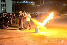 Hơn 1.000 người dân phường Việt Trì trải nghiệm kỹ năng phòng cháy, chữa cháy