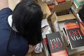 Tiểu thuyết “Mưa đỏ” đắt hàng theo cơn sốt của phim