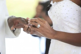 Nam Phi sửa đổi luật hôn nhân, cho phép chồng có thể lấy họ vợ