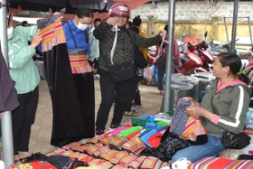 Háo hức chợ phiên xứ Mường