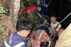 Cảnh sát cứu 3 người khuyết tật bị ngã xuống thác ở Tam Đảo