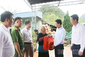 Bí thư Tỉnh uỷ Đặng Xuân Phong thăm và làm việc với Ban Thường vụ Đảng ủy xã Pà Cò