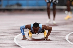 VĐV Botswana chống đẩy mừng vô địch thế giới