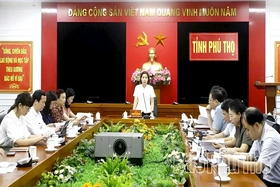 Phó Chủ tịch UBND tỉnh Phùng Thị Kim Nga nghe báo cáo Đề án phát triển văn hóa, con người Phú Thọ