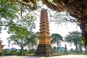 Uy nghi tháp cổ bên dòng Lô Giang