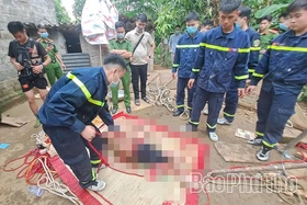 Cảnh sát đưa nạn nhân bị ngã xuống giếng hẹp lên