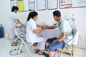 Vượt khó chăm sóc sức khoẻ ban đầu cho Nhân dân