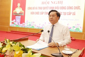 Hội nghị công bố và trao quyết định điều động công chức, viên chức cấp tỉnh về công tác tại cấp xã