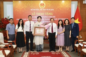 Đức Phúc nhận Bằng khen của Thủ tướng Chính phủ