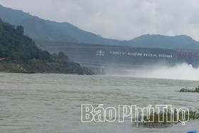 Đóng nốt 1 cửa xả đáy hồ Thủy điện Hòa Bình vào lúc 11 giờ ngày 1/10