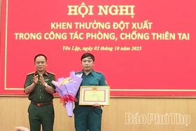 Khen thưởng đột xuất Trợ lý Ban CHQS xã cứu người giữa dòng lũ dữ