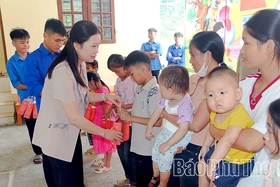 Thăm hỏi, tặng quà Tết Trung thu cho trẻ em có hoàn cảnh khó khăn xã Trung Sơn