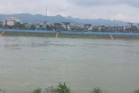 Đóng 1 cửa xả đáy Thuỷ điện Hoà Bình vào lúc 17 giờ hôm nay 30/9