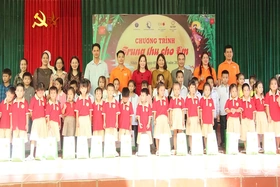 Tặng 100 suất học bổng và 350 suất quà cho trẻ em xã Nhân Nghĩa