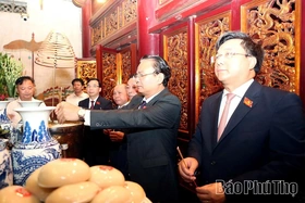 Đoàn đại biểu dự Đại hội đại biểu Đảng bộ tỉnh Phú Thọ lần thứ I, nhiệm kỳ 2025 - 2030 dâng hương tri ân các Vua Hùng