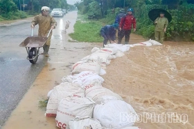 Lực lượng Công an các địa phương tập trung hỗ trợ, giúp đỡ Nhân dân khắc phục hậu quả cơn bão số 10
