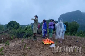 Cứu hộ 2 người dân bị mắc kẹt giữa dòng lũ sông Bôi tại xã Dũng Tiến