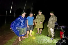 Công an xã Lạc Sơn giải cứu thành công 2 công dân bị mắc kẹt giữa dòng lũ dữ