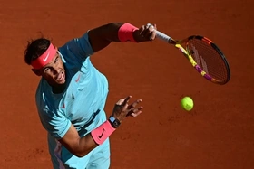 Vì sao nhiều tay vợt đổi sang tay chiêu thi đấu?